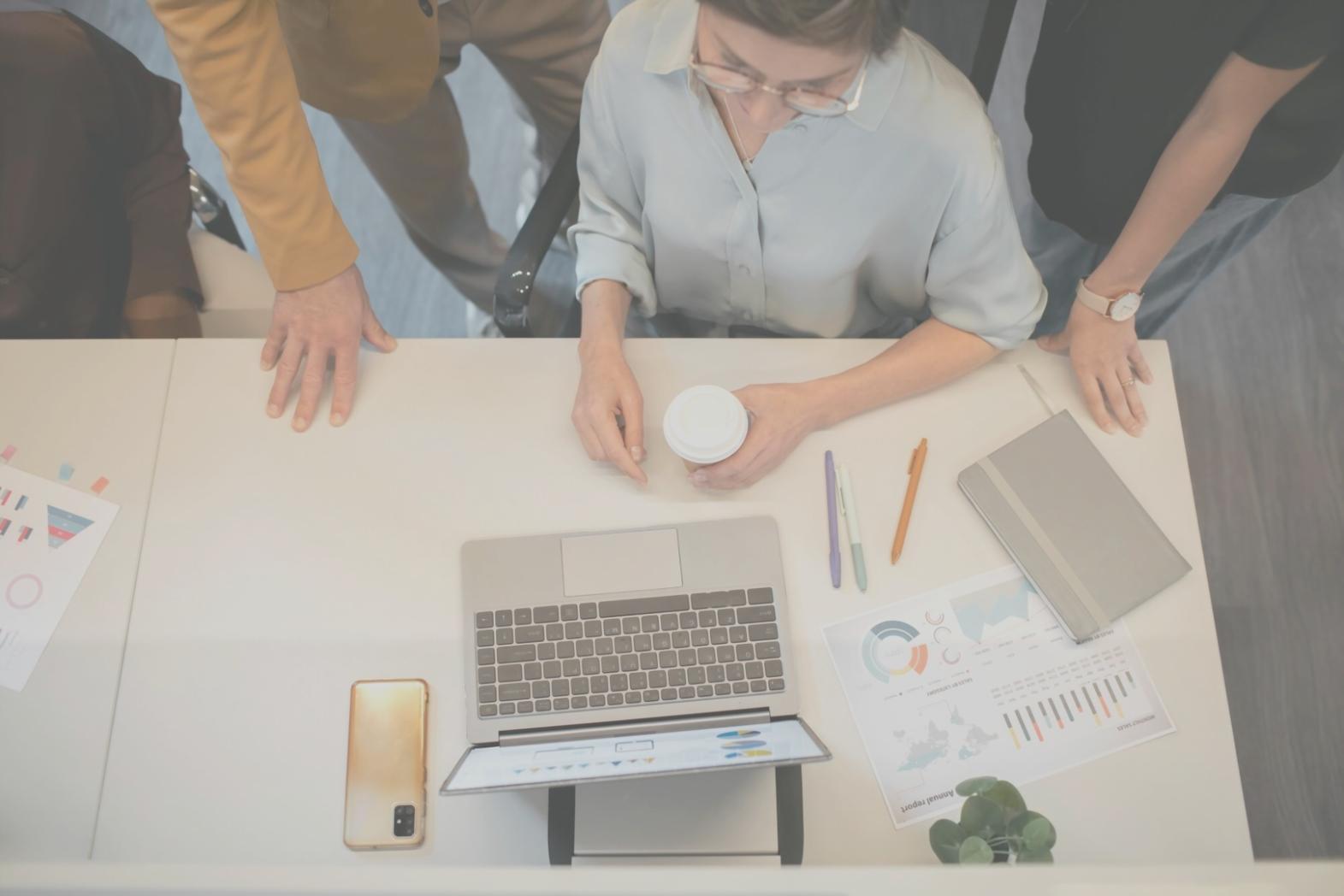 Echipă de consultanți financiari lucrând împreună la strategii de optimizare bugete